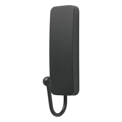 A medium-sized Command™ matte black hook (17034B) from 3M Deutschland GmbH: With a rectangular base and rounded tip, mountable without drilling, ideal for hanging coats or bags. Background white.