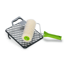The Nölle Profi Brush paint roller set Vestan (Ø 42 mm, pile height 20 mm), suitable for telescopic rods, from Nölle Profi Brush brushes & brush technology e.K., rests on a metal paint grid with a handle against a white background.