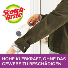 A person uses the Scotch-Brite™ Pet Extra Sticky* Roller for pet hair, 48 sheets, 1/package by 3M Deutschland GmbH on the sleeve of a dark green jacket. Below it says: "HIGH ADHESION, WITHOUT DAMAGING THE FABRIC."