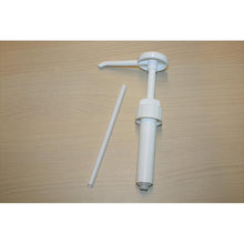 A white hand pump for 5l canisters (20ml stroke, 38mm thread) from Diversey Deutschland GmbH & Co. OHG with a straight riser is placed on light wood - ideal for decanting into smaller containers. Package: 3 pieces.