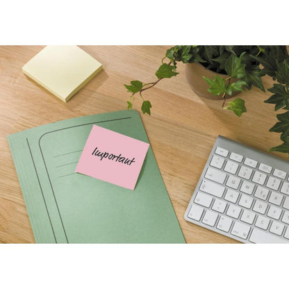 A green folder with a pink Post-it® Recycling Note (38 mm x 51 mm, 100% PEFC) from 3M Deutschland GmbH with the inscription "important" lies on a wooden table next to a white keyboard, yellow sticky notes, and a potted plant.