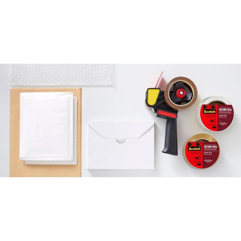 A flat layer of packaging materials, including bubble wrap, paper sheets, brown envelopes, a closed white box, a tape dispenser, and two rolls of 3M Deutschland GmbH Scotch® packaging tape for secure sealing (50 mm x 50 m).
