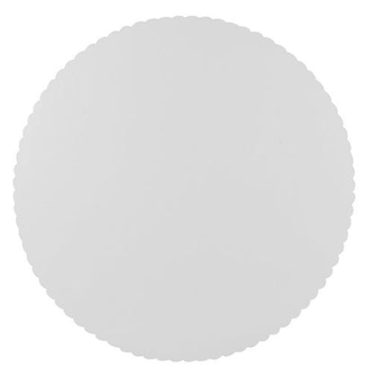 The PAPSTAR 10 cake boards, cardboard "pure" round by PAPSTAR GmbH impress with their simple, round, white surface with a wavy edge, are made of environmentally friendly cardboard and depicted on a white background.