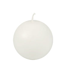 The PAPSTAR ball candle Ø 80 mm in white, made of 100% stearin, is a decorative, simple ball candle with a short wick-ideal for stylish accents. Available as a single package from PAPSTAR GmbH.
