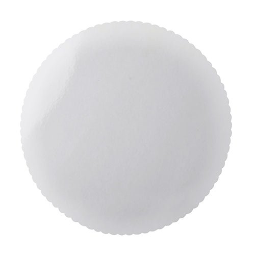 A round, white, coated cake base made of cardboard (Ø 28 cm) with a scalloped edge from Starpak, in a pack of 6 and individually wrapped in shrink wrap.