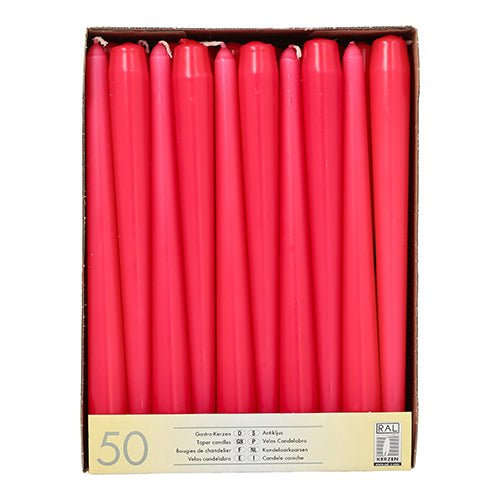 A box with 50 Starpak taper candles (Ø 2.2 cm, 25 cm high), each red and upright in rows, with a cream-colored label with text and numbers on the front.