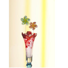A tall glass contains a pink and white dessert, topped with strawberry sauce and a PAPSTAR decorative pick "Pinwheel" (17.5 cm, assorted colors), playfully enhancing the party decoration. The set from PAPSTAR GmbH includes 50 picks in a cardboard tray.