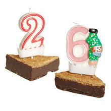 A red-white "2" and a pink-white "6" number candle with a clown are placed on brownie wedges, each with the PAPSTAR holder for number candles (white, 3.8x4.9 cm) as stable, decorative birthday candle holders.