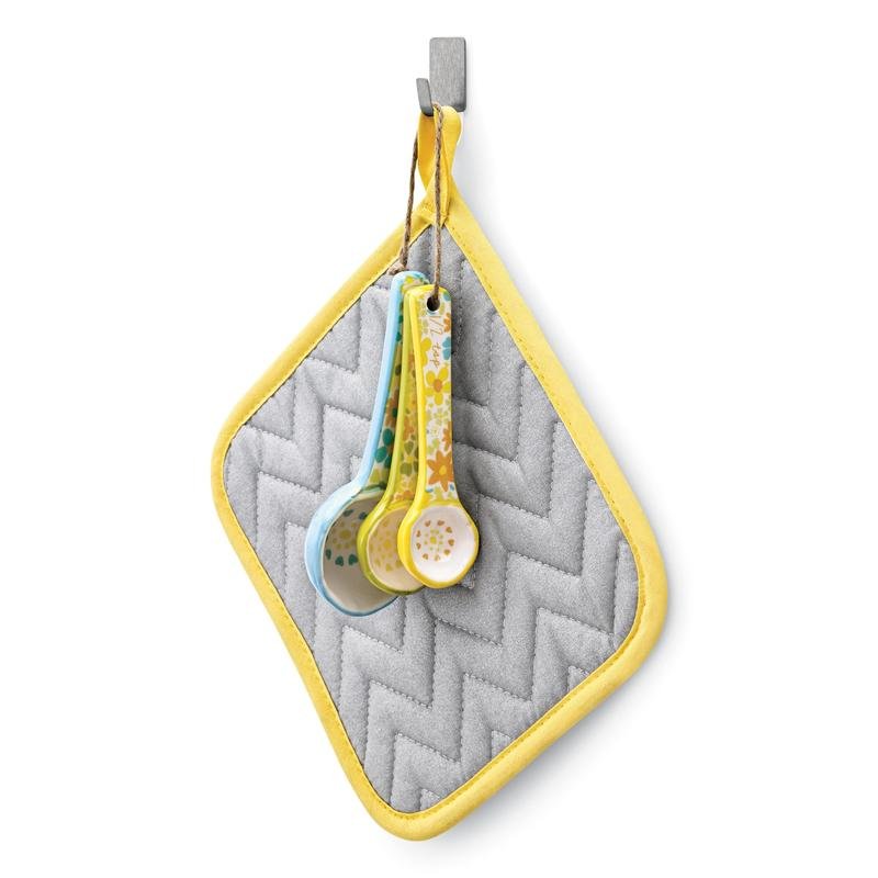 Colorful measuring spoons and a gray potholder with a yellow trim hang neatly on a wall organization system with 3M Command™ stainless steel metal hook size S (17031SS-4ES) from 3M Deutschland GmbH, which is easy and quick to attach.