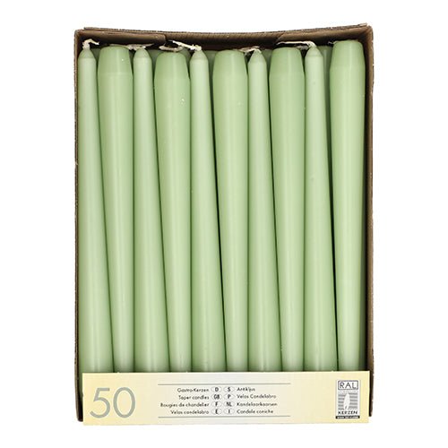 Box with 50 Starpak taper candles (Ø 2.2 cm, 25 cm), light green, vertically arranged in two rows, with a bottom label with quantity and product information.