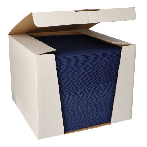In a box opened upwards, there is a large stack of 100 napkins "ROYAL Collection" 1/4-fold 40 cm x 40 cm from PAPSTAR GmbH, neatly packaged.