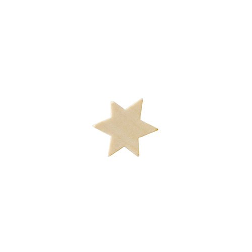 On a white background lies a simple, six-pointed cookie star, next to it is artfully placed a PAPSTAR 50 cocktail muddlers, wood "pure" 17 cm natural from PAPSTAR GmbH.