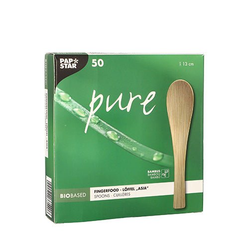 The PAPSTAR bamboo spoon "pure" 13 cm in the green-white box (50 pieces) from PAPSTAR GmbH is a bio-based, sustainable disposable cutlery, ideal for Asia finger food. The packaging features a bamboo spoon image and advertises its environmentally friendly quality.