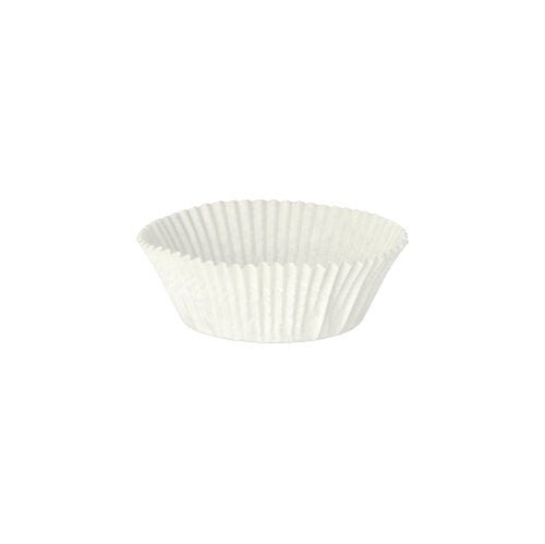 A single PAPSTAR 1000 baking cup round of PAPSTAR GmbH is presented in front of a plain white background, emphasizing the simplicity and elegance of these high-quality paper baking cups.