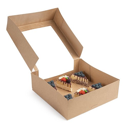 The PAPSTAR 25 cake boxes with lids rectangular with PLA window from PAPSTAR GmbH contain four decorated cake pieces with whipped cream and various fruits, nicely arranged in the environmentally friendly packaging.