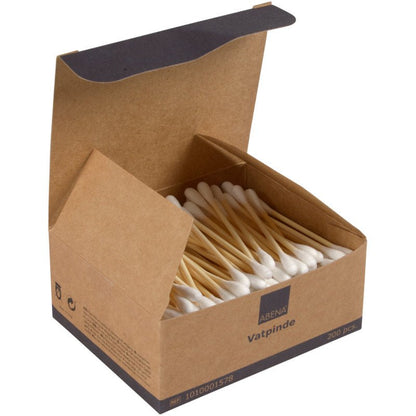 An open brown box labeled "Abena vatpinde" contains 200 bamboo/cotton swabs (7.5 cm) from Abena Re-Seller GmbH. The box is partially filled and offers easy access to the eco-friendly cotton swabs.