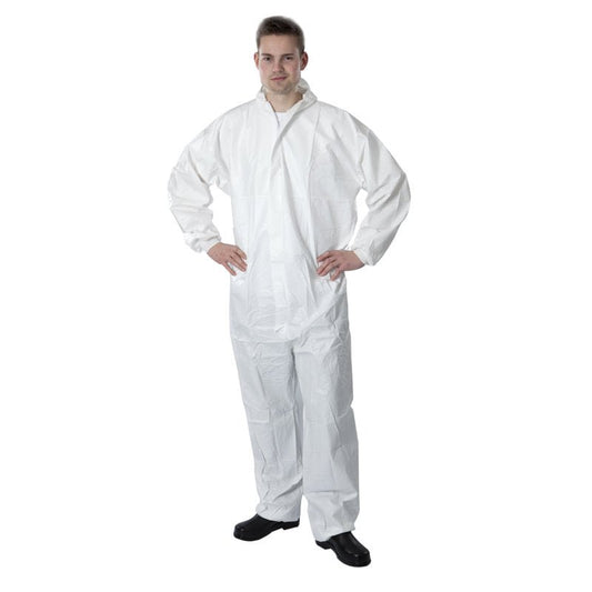 A person looking forward, wearing a white disposable coverall—the Thor Type 5+6 PE disposable coverall from Abena Re-Seller GmbH, with a front zipper—and black shoes, stands in front of a plain white background.