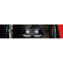 The professional cleaning is carried out with the Arcora Tiger 40 floor cleaning machine from Arcora International GmbH, which thoroughly cleans even between two parked vehicles with illuminated headlights and rotating brushes.