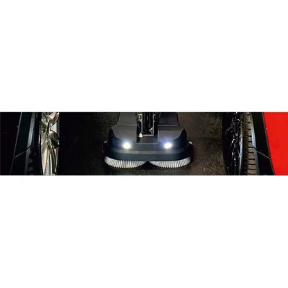 The professional cleaning is carried out with the Arcora Tiger 40 floor cleaning machine from Arcora International GmbH, which thoroughly cleans even between two parked vehicles with illuminated headlights and rotating brushes.