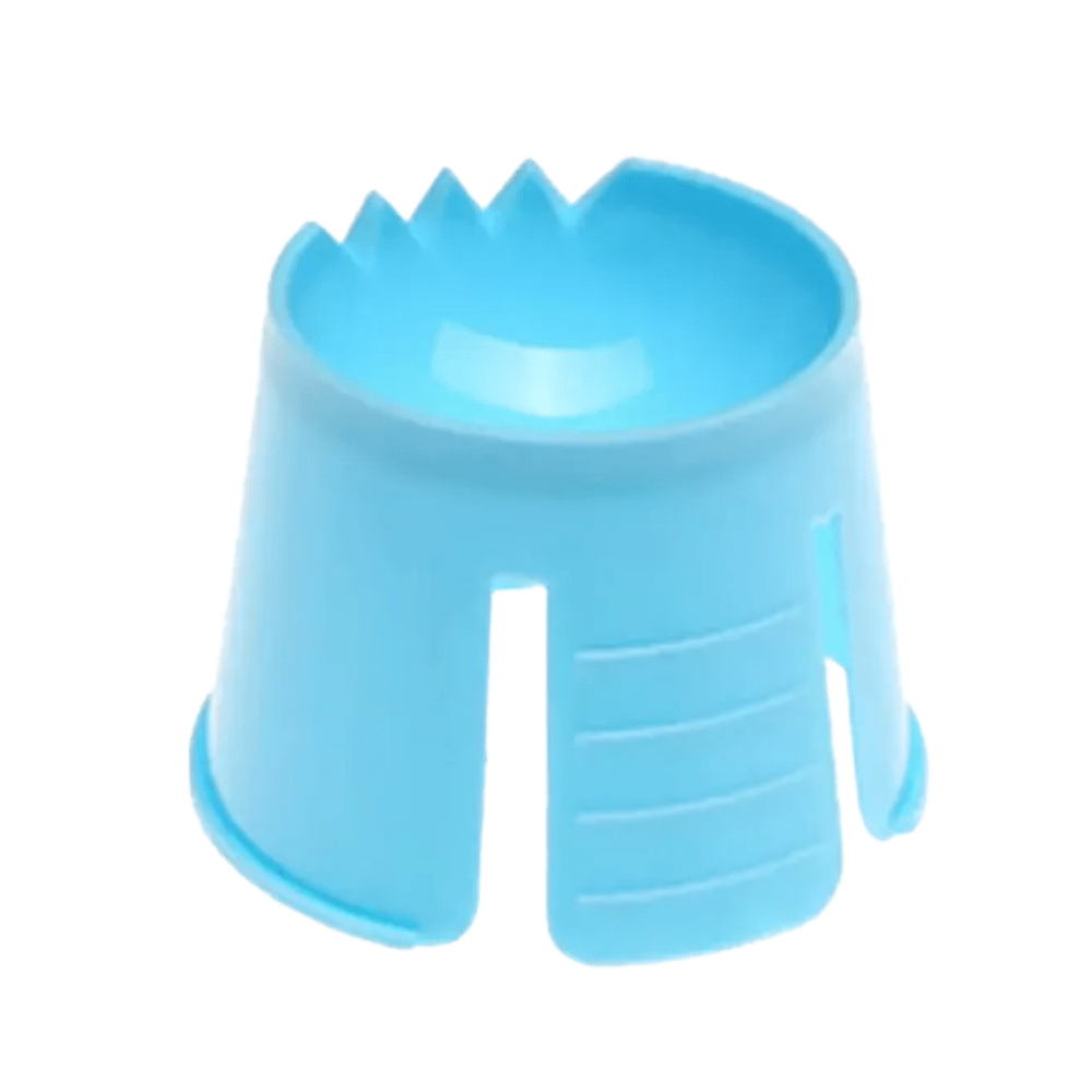 A claw-shaped tool made of polypropylene with a rounded base and open slots for hair placement, described here as the “AMPri PP disposable dappen dish” by AMPri Handelsgesellschaft mbH.