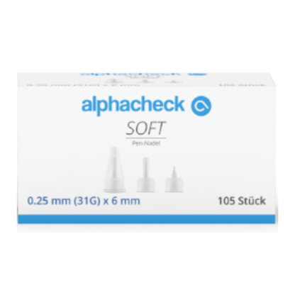 A white box with the inscription "Alphacheck soft Pen Needles, various sizes, 105 pieces/pack" with illustrations of three pen needles indicating the size 0.25 mm (31G) x 6 mm and featuring a silicone coating for gentle insulin injection. The box contains 105 pieces from the brand Berger Med GmbH, with text mainly in blue and gray.