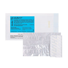 The aluderm® children's surface dressing for abrasions by W. Söhngen GmbH is a rectangular, foil-laminated wound dressing with a blue "aluderm" lettering - ideal for abrasions and sensitive children's skin. The packaging displays product information and branding.