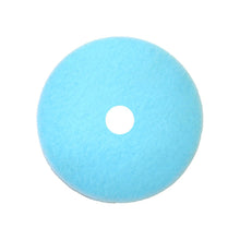 Pictured is a round, light blue Arcora Ultra-High-Speed Pad Blue-Shine from Arcora International GmbH with a center hole, suitable for all floor coatings, on a white background.