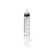 The B. Braun Omnifix® Luer Solo disposable syringe from B. Braun Deutschland GmbH & Co. KG is a transparent, latex-free plastic syringe with a capacity of 5 milliliters. It features black milliliter markings and a gray plunger, has a Luer fitting, and is sterile packaged for optimal use.