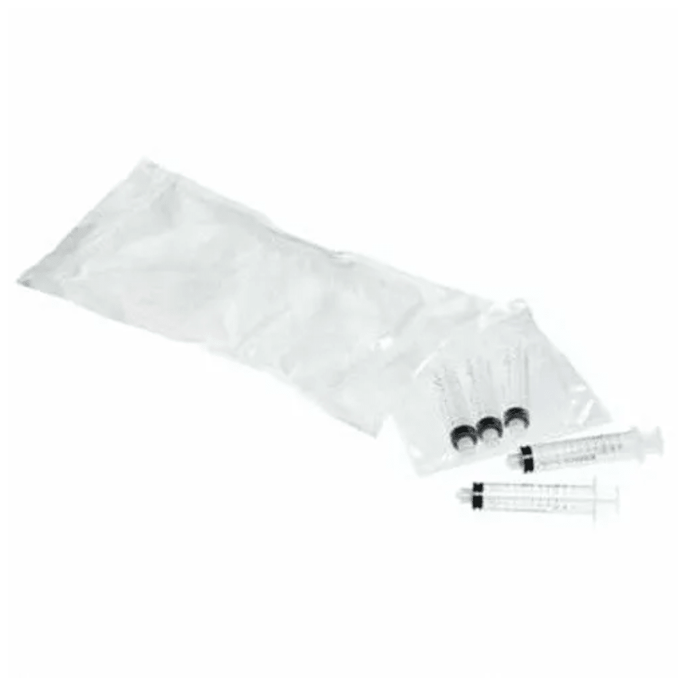 Five B.Braun ProSet Intrafix® Primeline Omnifix syringes from the brand B. Braun Deutschland GmbH & Co. KG lie on a white background, three in a transparent plastic packaging, two are unpackaged and stand out against a simple light background.