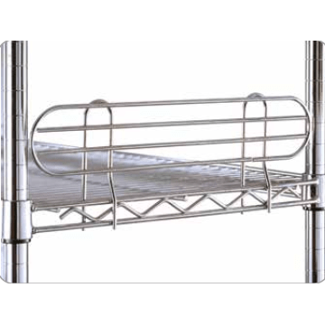 A close-up of a metal wire shelf with the Novocal edge grid height: 100 mm horizontal protective grid from Novocal, which is attached to the front and supported by vertical posts.