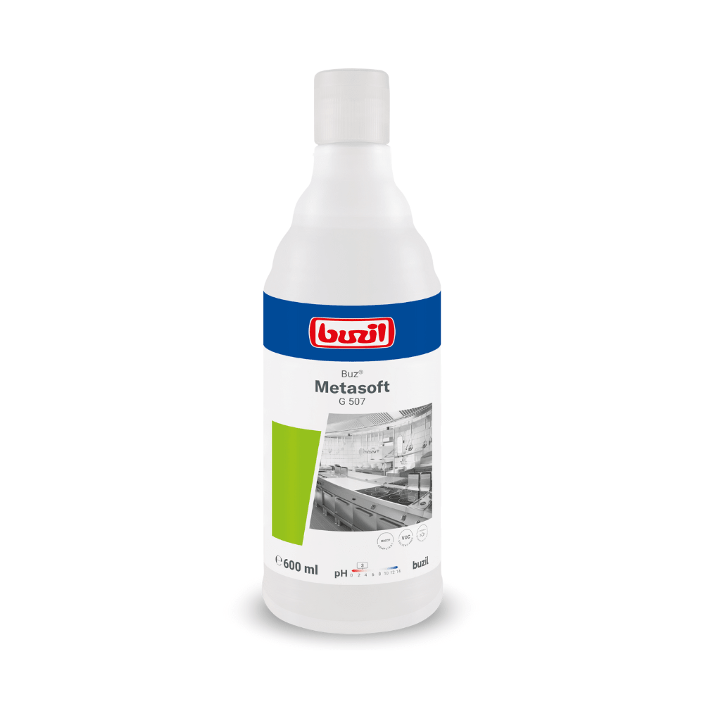 On a 600 ml bottle of Buzil Buz® Metasoft G 507, the logo of BUZIL-WERK Wagner GmbH & Co. KG, the product name, and a kitchen image are clearly visible. The label emphasizes the pH value, the volume, and the effectiveness of the lime dissolving power, all packaged in a green design element.