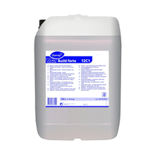 On a large white plastic container with a blue label from Diversey Deutschland GmbH & Co. OHG it says "Clax Build forte 12C1", specially formulated as an alkaline washing power enhancer with complexing properties for hard water. The label contains detailed product information and specifications. The container has a black lid and has a capacity of 20 liters.