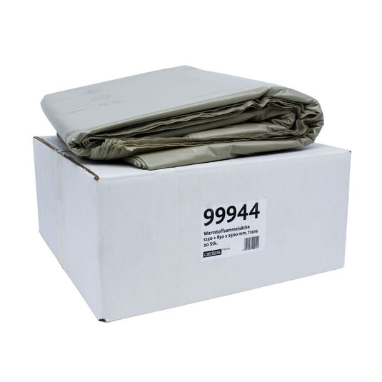 A neatly folded green tarp, tear-resistant and reusable, lies on a white rectangular box. On the box is a label with the inscription "DEISS recyclable collection bag Type-100, 99944, 2500 liters – 2500 liters | Box (20 bags)" and additional text with information about the size and weight of the contents.