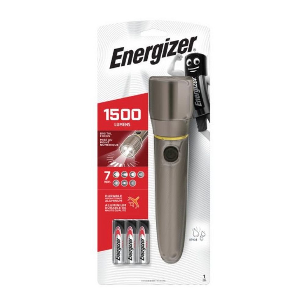 The packaging for the Energizer Vision HD metal 6AA flashlight from Energizer Deutschland GmbH highlights its impressive features, including a brightness of 1,500 lumens and the inclusion of two Energizer batteries. Key specifications include digital focus technology, a remarkable beam distance of 230 meters, a rugged aluminum housing, and an IPX4 rating for reliable splash protection.