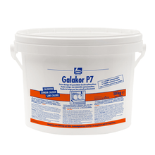 A white 10 kg plastic bucket with a handle and the label "Dr. Becher Galakor P7 Powder Cleaner" from Dr. Becher GmbH is equipped with a multilingual label in the colors blue, red, and black for chlorine-free commercial dishwashing detergent.