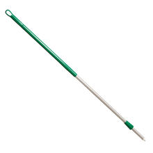 The aluminum handle from Haug Bürsten KG, available in various colors, with a length of 1500 mm and a diameter of 32/25 mm, is a green-silver telescopic rod with a hook at the end. It is designed according to HACCP hygiene standards and is often used for cleaning or attaching various tools. The durable Haug plug-in system ensures a secure connection.