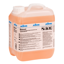 A 5-liter container made of transparent plastic from Kiehl Blutoxol Liquid Disinfectant Cleaner Concentrate by Johannes Kiehl KG, ideal for the food sector. The orange-pink solution effectively removes bacteria; information and instructions on the label.