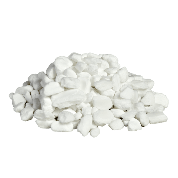 On a white background, there is a pile of white, irregular Kiehl regenerating salt granules (crushed/granulate, 25 kg) from Johannes Kiehl KG depicted for use in water softening systems.