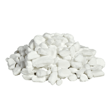 On a white background, there is a pile of white, irregular Kiehl regenerating salt granules (crushed/granulate, 25 kg) from Johannes Kiehl KG depicted for use in water softening systems.