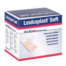 Package of Leukoplast Injection Plaster Soft Strips, size 19 x 40 mm, contains 100 plasters. These skin-friendly and latex-free injection plasters are manufactured by BSN Medical GmbH and feature multilingual packaging as well as an image of a plaster.
