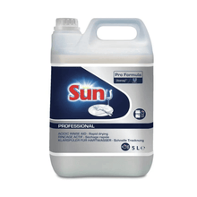 Image of a 5-liter jug labeled "SUN Professional Rinse Aid for Hard Water" by Diversey Deutschland GmbH & Co. OHG, with acidic rinse aid to prevent lime deposits. Ideal for commercial dishwashers, it ensures quick drying and is perfect for hard water. The jug features a handle and a spout, as well as multilingual text.