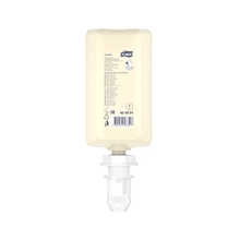 The Tork 424501 liquid soap, mildly scented from TORK – Essity Professional Hygiene Germany GmbH is a rectangular soap dispenser made of transparent plastic with a white pump nozzle and a multilingual label with product information. The dermatologically tested 1000 ml bottle is cleverly designed upside down to facilitate dispensing.