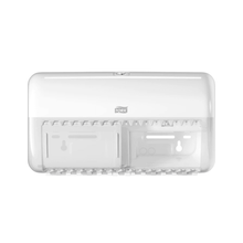 The Tork 557000 dispenser for small roll toilet paper Elevation T4 from TORK – Essity Professional Hygiene Germany GmbH presents an elevation design with a transparent cover, ideal for wall mounting. This white dispenser is presented empty, highlighting its internal structure and the secure locking mechanism at the top.