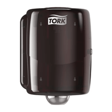 The Tork 653008 Maxi Centerfeed Dispenser Performance W2 from Essity Professional Hygiene Germany GmbH impresses with a sleek, rounded design featuring a splash-proof cover. The prominent Tork logo on the top emphasizes its performance design.