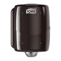 The Tork 653008 Maxi Centerfeed Dispenser Performance W2 from Essity Professional Hygiene Germany GmbH impresses with a sleek, rounded design featuring a splash-proof cover. The prominent Tork logo on the top emphasizes its performance design.