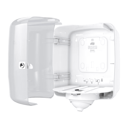 The Tork Reflex™ 473190 single sheet centerfeed dispenser M4, a CO2-neutral, wall-mounted device of the TORK brand from Essity Professional Hygiene Germany GmbH, features a transparent front cover that can be opened to release the empty interior for paper towels. It has a side key lock to reduce cross-contamination and maintain hygiene.