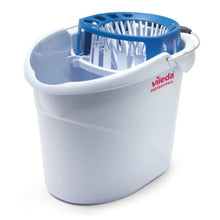 We present the Vileda Professional Supermop Bucket 10 l with wringer, a white plastic bucket with the inscription "Vileda GmbH" on the side. It is perfect for hygienic mopping and cleaning of small areas. This bucket features a blue wringer on the top and a metal handle for convenient transport, making it fully compatible with the Vileda Professional Supermop.