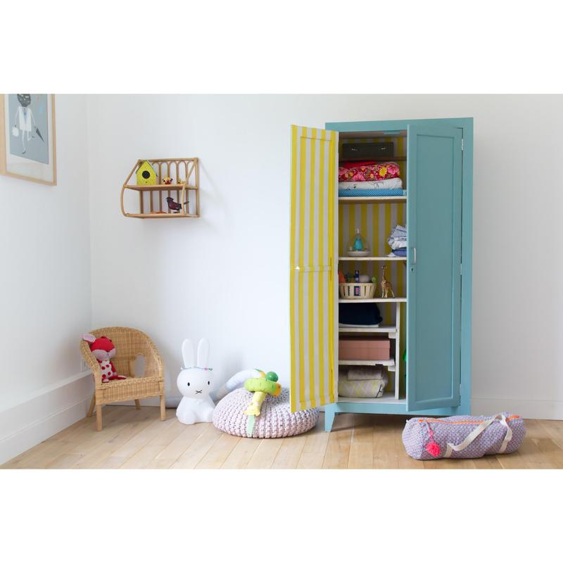 A children's room with a blue cabinet, wicker chair, and toys - decorate or organize with Scotch® Painter's Tape for delicate surfaces from 3M Deutschland GmbH, which can be gently and residue-free removed and provides creative fun.