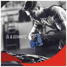 A man wipes his hands with a blue WypAll® ForceMax PowerClean cloth (Kimberly-Clark GmbH) next to a car engine. The inscription "OIL & DIRT" is visible on the black-and-white photo with a red arc below. Pictured: 1 dispenser box, 40 sheets/carton.