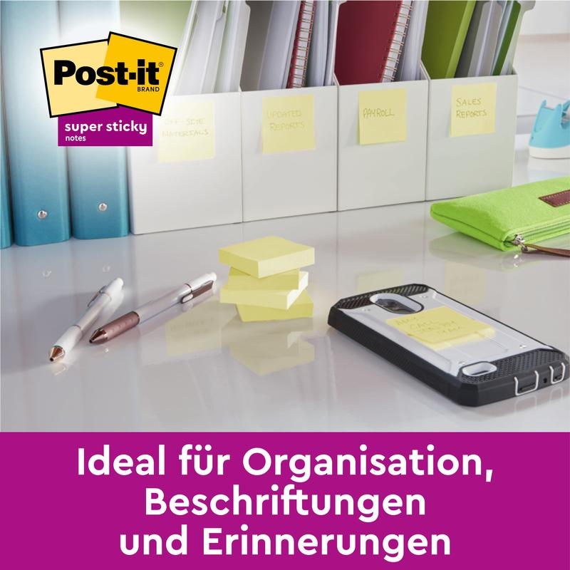 Several stacks of Post-it® Super Sticky Notes (47.6 mm x 47.6 mm, 90 sheets/block, 100% PEFC) from 3M Deutschland GmbH and pens lie on a desk. A text overlay reads: "Ideal for organization, labeling, and reminders."